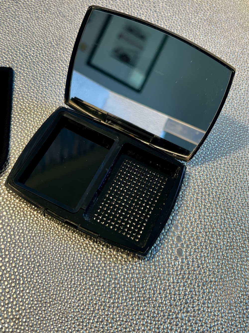 Authentic CHANEL Preowned Compact Mirror Ultra Le Teint with CC Pouch - Picture 3 of 4